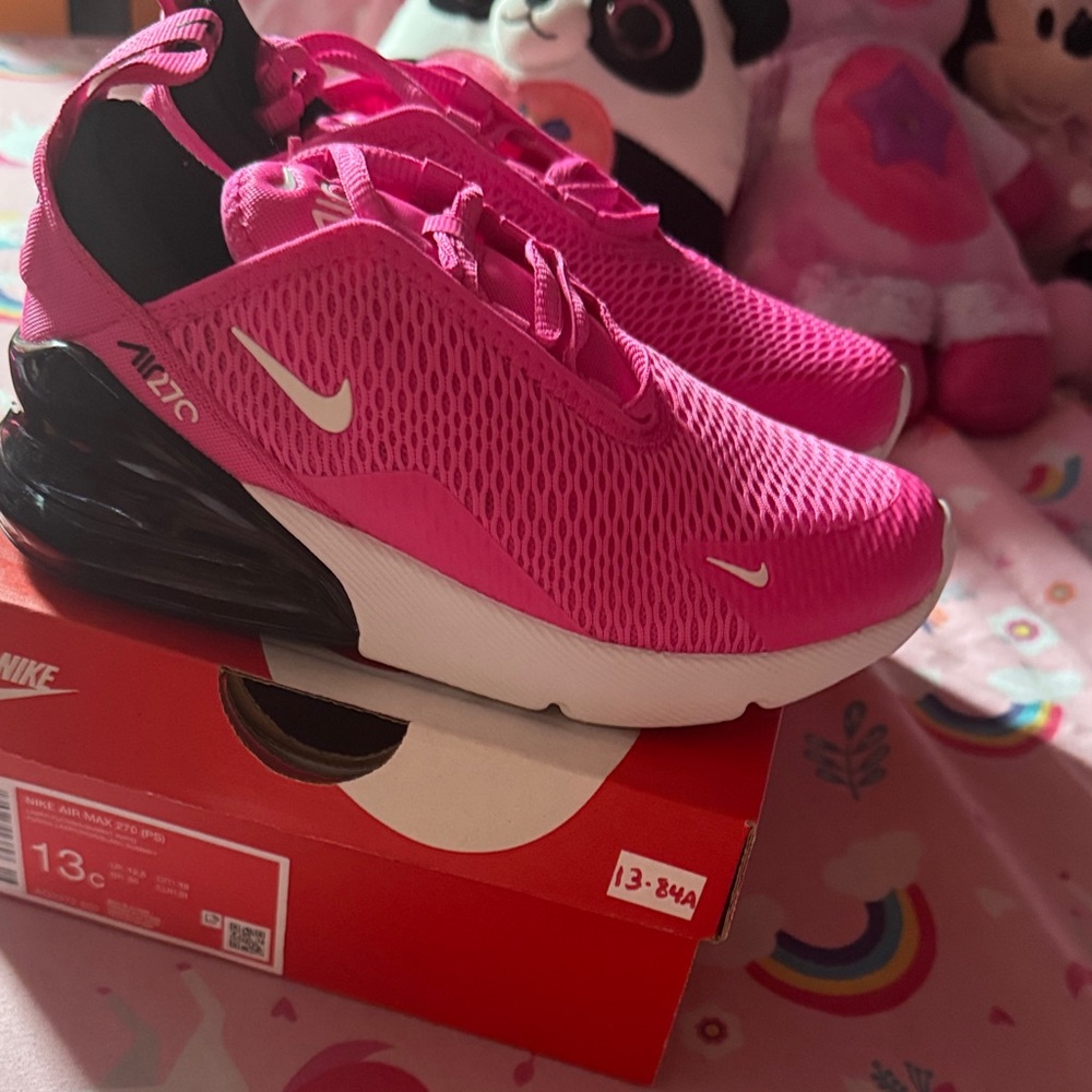 Nike Air Max 270 in Pink and Black